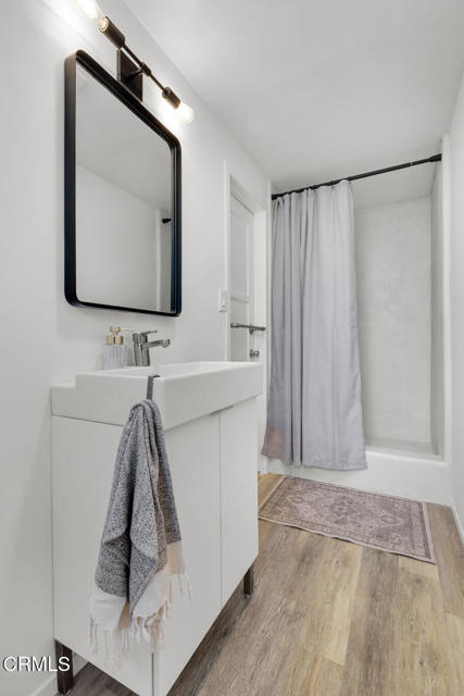 410 W Spazier Avenue, Burbank CA: https://media.crmls.org/mediaz/c6d07083-5d12-44a1-8d73-df434d5c845a.jpg