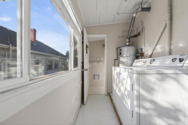 1011 E 11Th St, Oakland CA: https://media.crmls.org/mediaz/c6d0789f-f10f-4a9d-bd74-b5450cae98e9.jpg