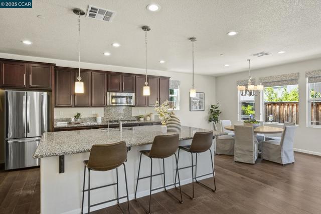589 W Huntington Ave, Mountain House CA: https://media.crmls.org/mediaz/c6d0e588-ae6a-433f-a49e-49a202b55681.jpg