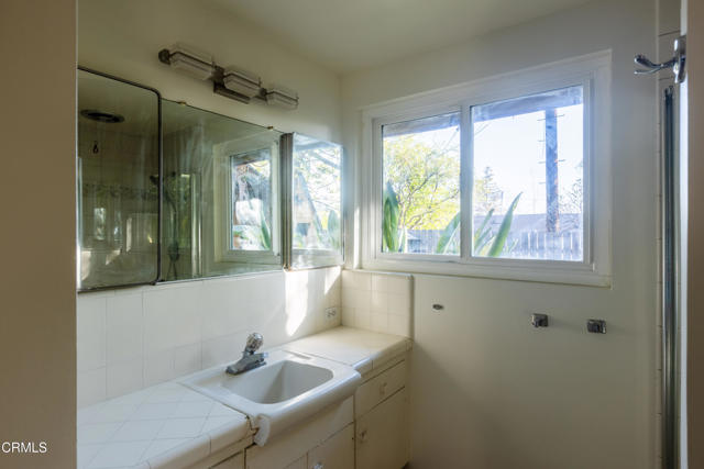 4901 Angeles Crest Circle, La Canada Flintridge CA: https://media.crmls.org/mediaz/c6d233a5-0d6f-4140-b625-2491802b3b80.jpg