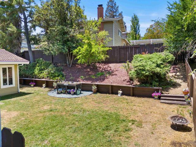 7606 Desertwood Ln, Pleasanton CA: https://media.crmls.org/mediaz/c6d2787a-be39-4e9f-8905-f5dd97d3f2fe.jpg