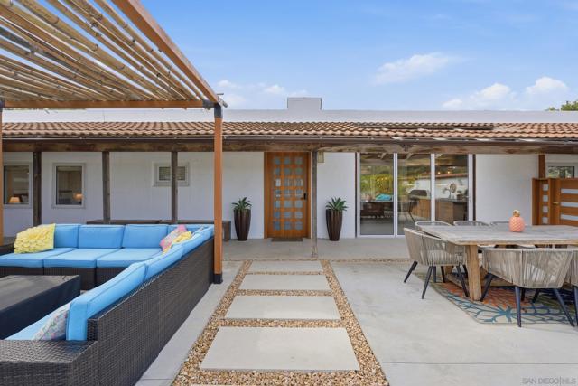 1047 Highland Dr, Del Mar CA: https://media.crmls.org/mediaz/c6d2a8ed-92f5-4fe3-8744-af12cb4f89e3.jpg