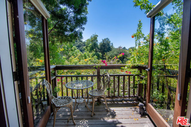 3908 Fairway Avenue, Studio City CA: https://media.crmls.org/mediaz/c6d3ce07-6878-4205-b671-1caff3618d04.jpg