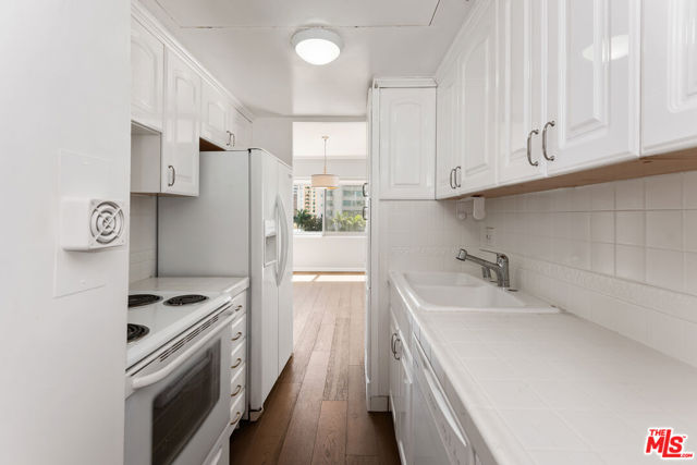 10450 Wilshire Boulevard, Los Angeles CA: https://media.crmls.org/mediaz/c6d415cb-4302-4d2a-8c48-5e517fd57dae.jpg