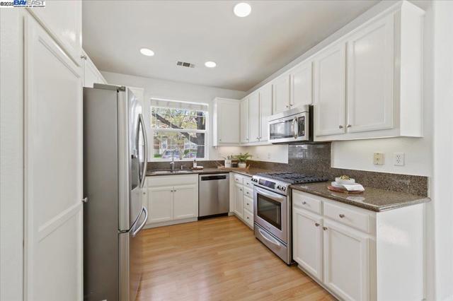 3989 Strafford Ct, Dublin CA: https://media.crmls.org/mediaz/c6d41603-5bd6-4714-b0c5-ffa9bdcf85e0.jpg