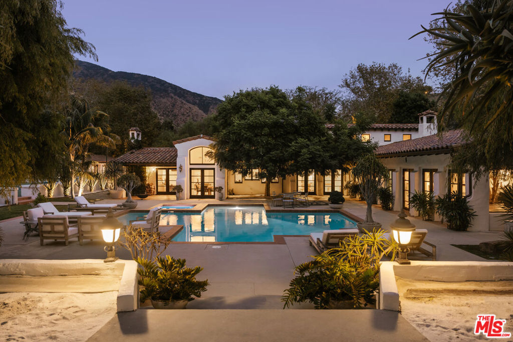 3211 Retreat Court — Spanish
