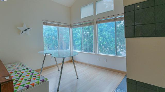906 Vista Pointe Dr, San Ramon CA: https://media.crmls.org/mediaz/c6d559f3-28e2-4b95-b4ee-7ed9e5cc046b.jpg