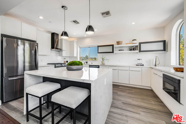 11218 Camarillo Street, 406 photo 12