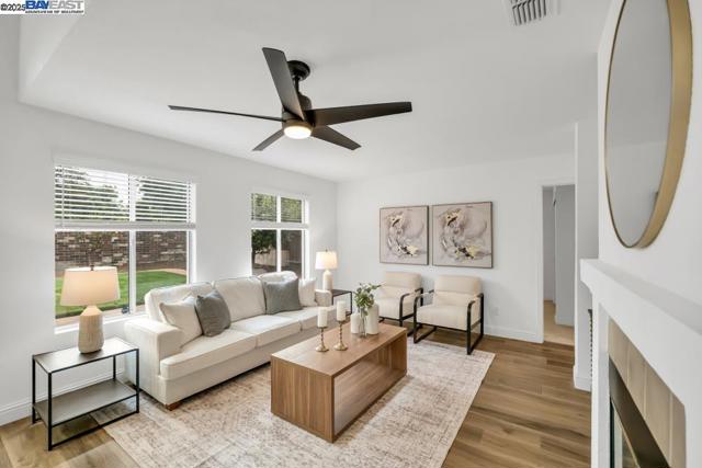 9193 Bungalow Way, Elk Grove CA: https://media.crmls.org/mediaz/c6d66c86-91d7-4054-9574-61c9e895ae24.jpg