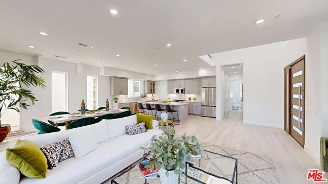 8486 N Camelia, Winnetka CA: https://media.crmls.org/mediaz/c6d7a7ae-7238-4cf5-a885-136a6a0b39e6.jpg