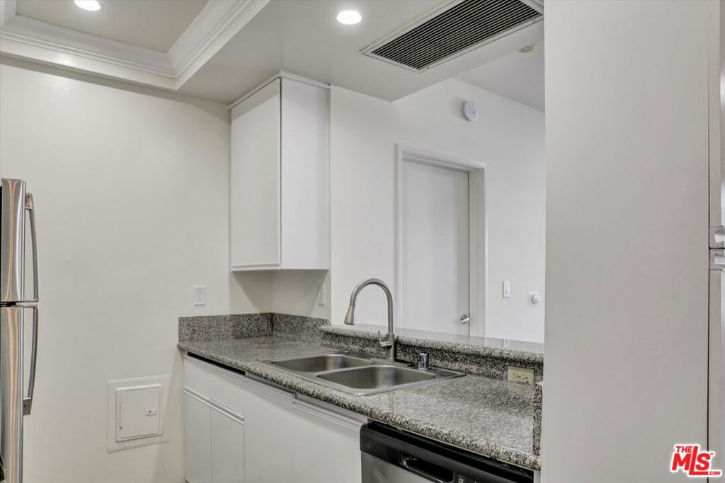 https://media.crmls.org/mediaz/c6d813aa-2a51-479d-bbec-a619d51063a4.jpg?preset=X-Large