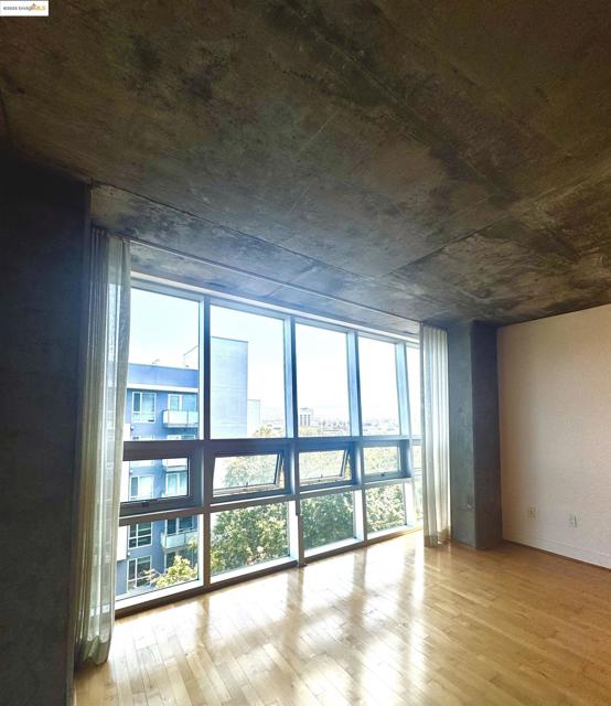 311 Oak St, Oakland CA: https://media.crmls.org/mediaz/c6d81a08-3640-40e5-9e25-f8dc3e556b72.jpg