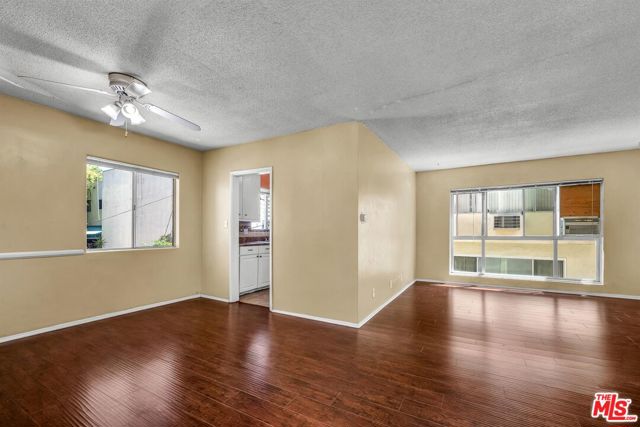 1050 N Laurel Avenue, West Hollywood CA: https://media.crmls.org/mediaz/c6d8405d-405a-4483-a73e-78cabff1ebe6.jpg