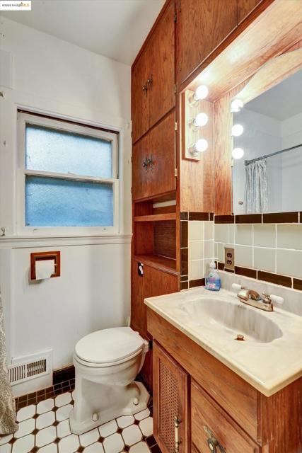 536 Pomona Ave, Albany CA: https://media.crmls.org/mediaz/c6d902c4-18fb-46cf-a001-32e7248569e8.jpg