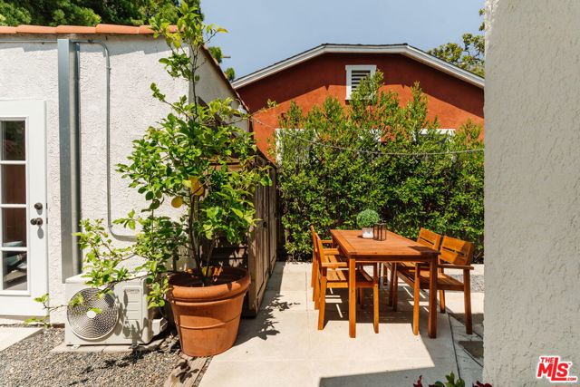 5966 Airdrome Street, Los Angeles CA: https://media.crmls.org/mediaz/c6da9081-4e9d-426b-861b-c12d0a237131.jpg