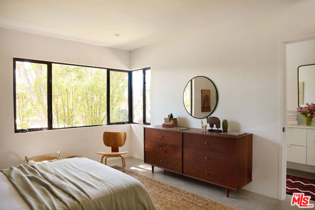 886 Teakwood Road, Los Angeles CA: https://media.crmls.org/mediaz/c6db2332-5c1a-49ad-b3a9-c241e16feb74.jpg