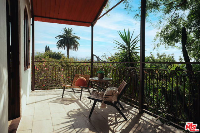 4559 E Rose Hill Drive, Los Angeles CA: https://media.crmls.org/mediaz/c6db26a0-26ff-420d-ab7a-b2edb2dbd451.jpg