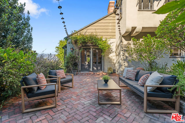 3827 Carnavon Way, Los Angeles CA: https://media.crmls.org/mediaz/c6db6d36-0b9a-4c45-a592-11e97356dcf0.jpg