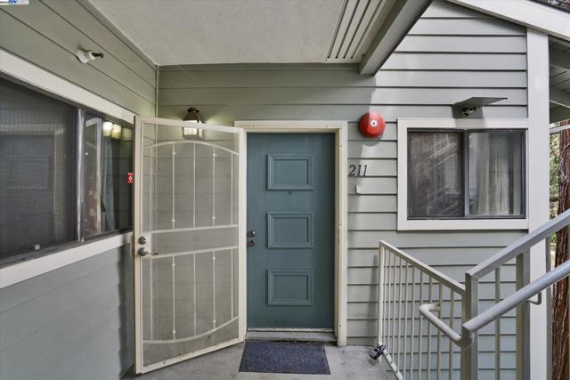 3402 Pinewood Ter, Fremont CA: https://media.crmls.org/mediaz/c6dc2a21-5bd4-4110-9ab7-e5b7a88f5f54.jpg