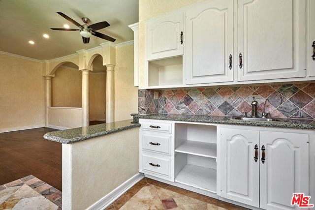 424 N Arden Boulevard, Los Angeles CA: https://media.crmls.org/mediaz/c6dcce2d-7856-4608-ab90-654d3a1c9661.jpg