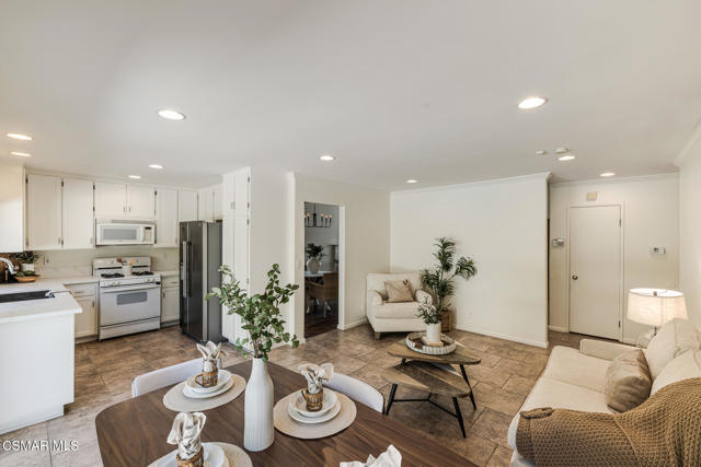 1569 Burning Tree Drive, Thousand Oaks CA: https://media.crmls.org/mediaz/c6dcd56c-db66-49f0-b3d3-8514155959c1.jpg