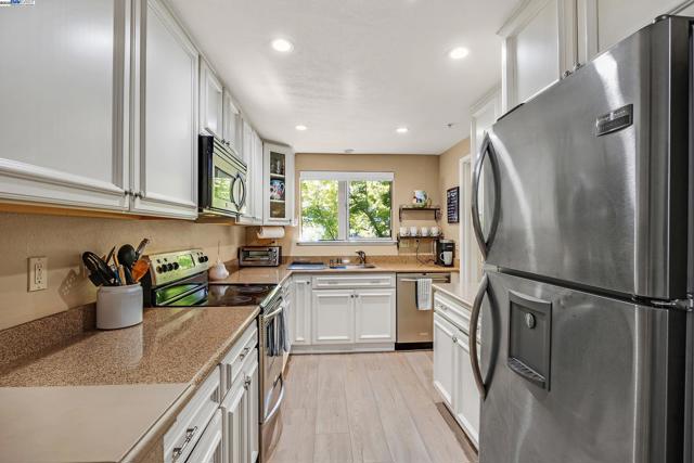 2719 Oak Rd, Walnut Creek CA: https://media.crmls.org/mediaz/c6dd08e9-dbcd-4f48-9206-b2743980467f.jpg