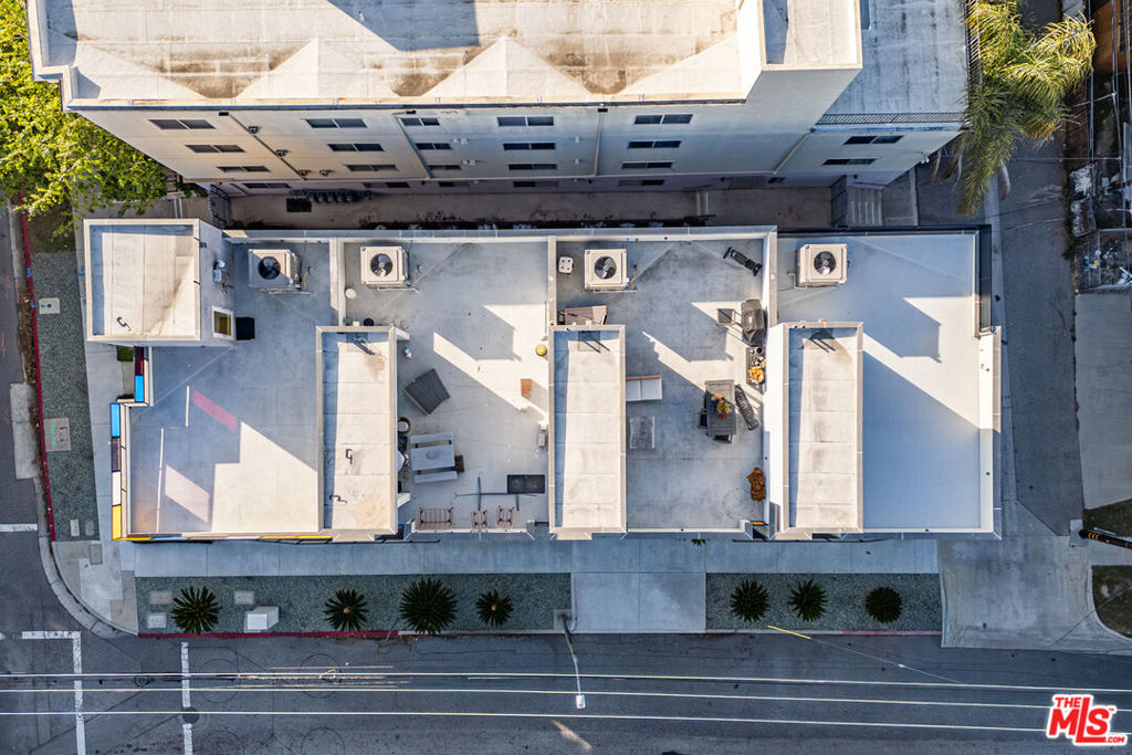 https://media.crmls.org/mediaz/c6dd9c60-736a-46dd-855b-7416d28a8f8a.jpg?preset=X-Large