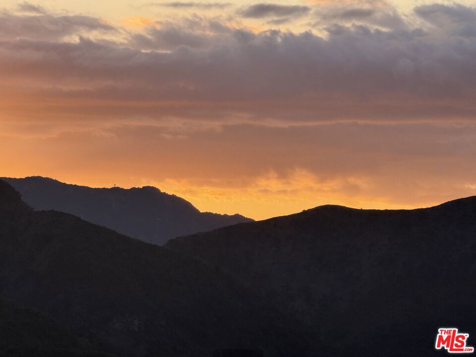 https://media.crmls.org/mediaz/c6de4a76-f7d5-49b3-a5d0-422504b53cfb.jpg?preset=X-Large