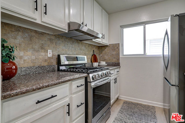 2452 Chelsea Place, Santa Monica CA: https://media.crmls.org/mediaz/c6decaec-5e03-4921-a020-88450b669554.jpg