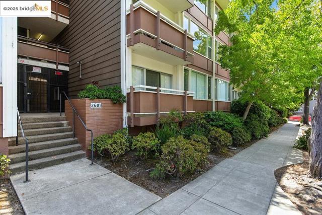2601 College Ave, Berkeley CA: https://media.crmls.org/mediaz/c6df96e2-b9d6-41ba-8dd5-0b71577251b5.jpg