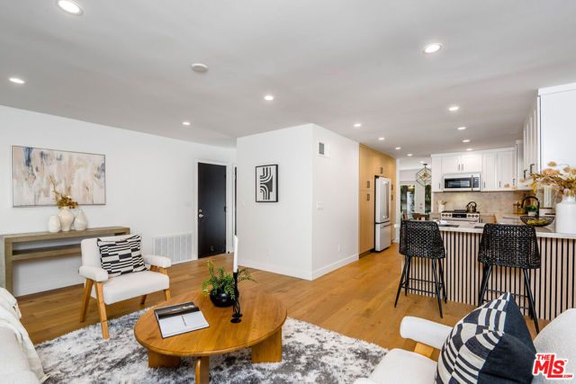 22357 Welby Way, Woodland Hills CA: https://media.crmls.org/mediaz/c6dff229-52b6-4814-8dcd-8dfb2d82f0cd.jpg