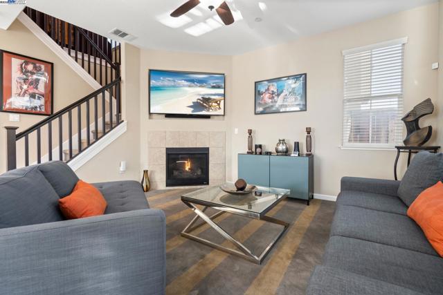 248 Alta St, Brentwood CA: https://media.crmls.org/mediaz/c6e0302b-5dee-4fee-81bd-fdda5fbbd540.jpg