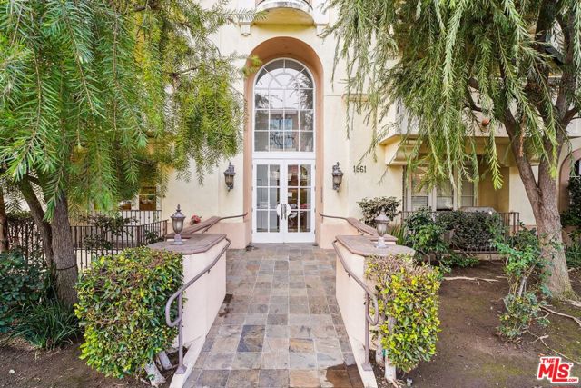 1861 Veteran Avenue, Los Angeles CA: https://media.crmls.org/mediaz/c6e0ff4d-4fb5-481b-80fe-f079ae45c028.jpg