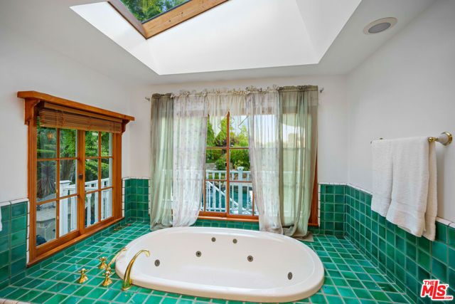 33269 Mulholland Highway, Malibu CA: https://media.crmls.org/mediaz/c6e10975-81cd-48be-9d23-54af8e0ad498.jpg