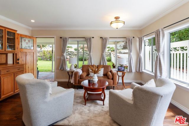 2916 Henrietta Avenue, La Crescenta CA: https://media.crmls.org/mediaz/c6e15786-82d2-4a4c-8555-a8c7abfd599a.jpg