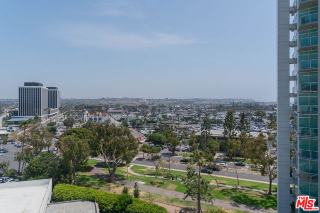 13600 Marina Pointe Drive, Marina del Rey CA: https://media.crmls.org/mediaz/c6e1f97f-c442-4967-9dfe-8b77a84cba28.jpg
