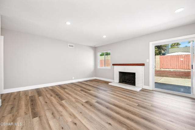 1088 Durkin Street, Camarillo CA: https://media.crmls.org/mediaz/c6e2de7e-143c-4df0-a8c3-cf525ea93ba3.jpg
