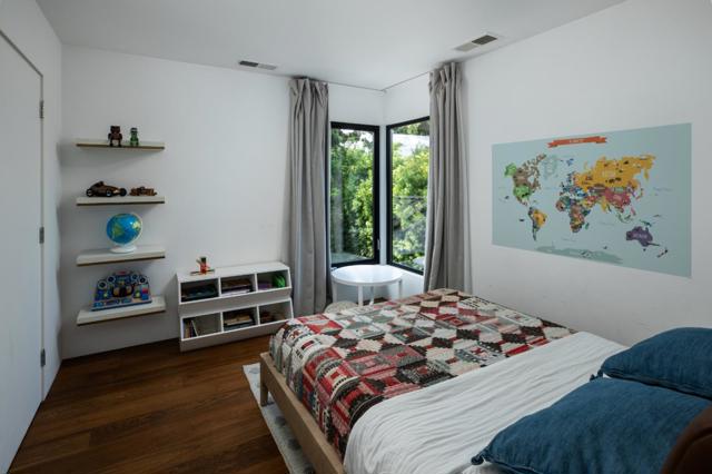 1409 Laurel Street, Menlo Park CA: https://media.crmls.org/mediaz/c6e38c05-2fb5-4a91-bb30-ef9f5b09789e.jpg