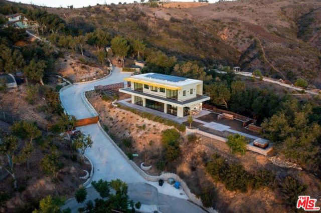 27349 Old Chimney Road, Malibu CA: https://media.crmls.org/mediaz/c6e41268-dab1-400a-913e-1b6731697ac9.jpg