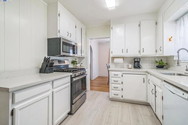 7525 Circle Hill Dr, Oakland CA: https://media.crmls.org/mediaz/c6e42347-05d9-4361-9bf6-16b1f0ee09d4.jpg