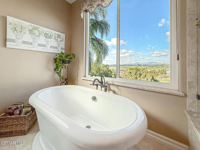 11535 Northdale Drive, Moorpark CA: https://media.crmls.org/mediaz/c6e56f7e-9ec1-44e6-a3a2-d77784cf1dfb.jpg