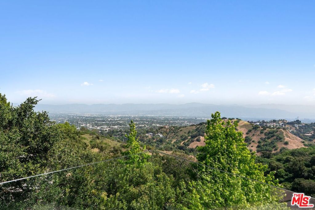https://media.crmls.org/mediaz/c6e57157-41ab-4ad6-b42d-4d33da254450.jpg?preset=X-Large