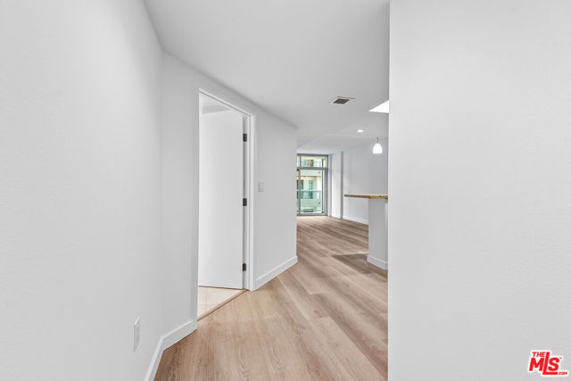 13700 Marina Pointe Drive, Marina del Rey CA: https://media.crmls.org/mediaz/c6e68694-ce19-47f8-84e6-6cb5fccef605.jpg