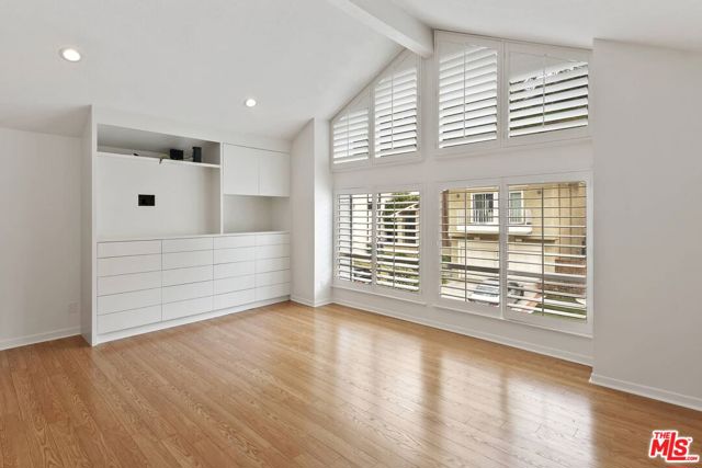 2781 Woodwardia Drive, Los Angeles CA: https://media.crmls.org/mediaz/c6e8b92b-161a-483b-a0b1-08c43afc4e64.jpg