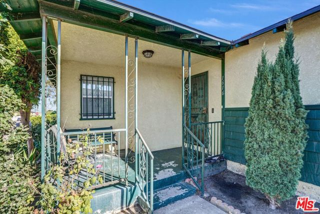 1616 W 108th Street, Los Angeles CA: https://media.crmls.org/mediaz/c6e99cd2-5a26-4ee6-b921-62c68d771f29.jpg