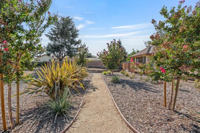 35 Rays Circle, Hollister CA: https://media.crmls.org/mediaz/c6eb8255-780e-4ad8-a9d1-1e11f4be278c.jpg