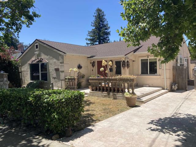22007 Orange Ave, Castro Valley CA: https://media.crmls.org/mediaz/c6ec6730-3d29-46ed-8a9c-8e43cae2c473.jpg