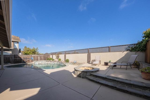 148 Greenbriar Way, Salinas CA: https://media.crmls.org/mediaz/c6ecf2ea-e657-4fa0-aa1f-757e6864d2f7.jpg