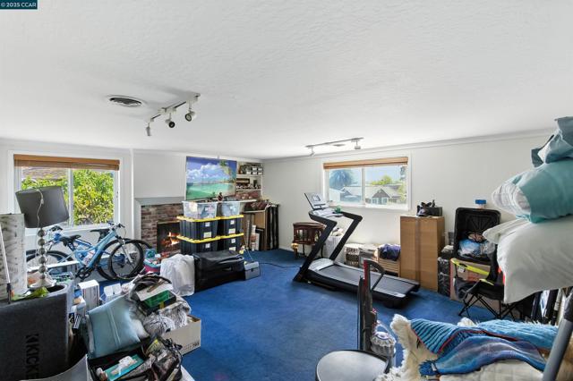 1201 Valle Vista Ave, Vallejo CA: https://media.crmls.org/mediaz/c6ed63e2-c042-41d2-9efc-62159f09808a.jpg