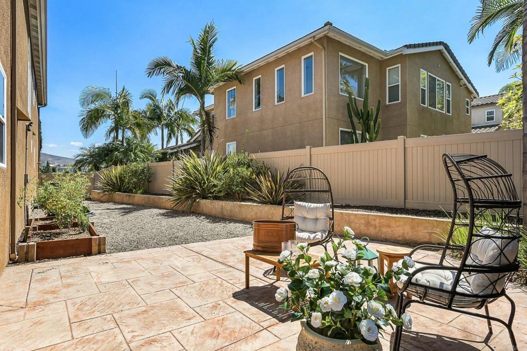 https://media.crmls.org/mediaz/c6edf160-6248-45e8-b8cc-52a0d2944d9b.jpg?preset=X-Large